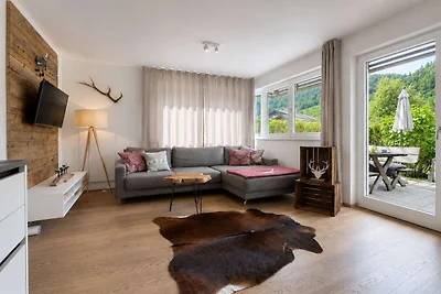 Moderne Wohnung mit Garten und Bergblick