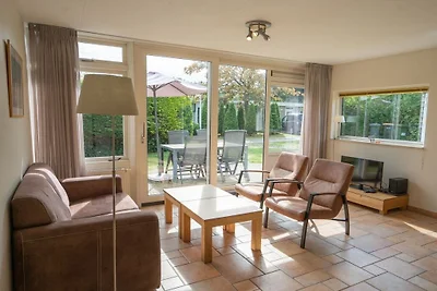 Bungalow in Den Burg mit Schwimmbecken