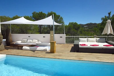 Villa in Cala Tarida mit Swimmingpool