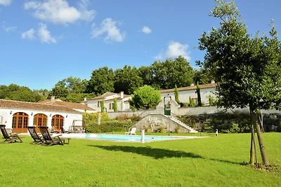 Luxusvilla in Saint-Preuil mit Swimmingpool