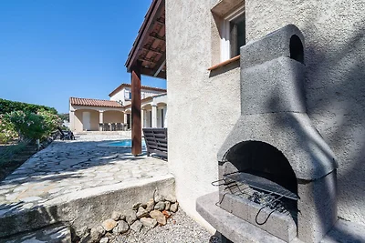 Luxe villa in Oupia met privé zwembad