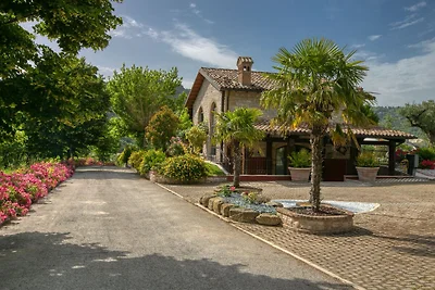 Geräumiges Ferienhaus in Cagli mit Pool