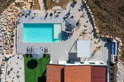 Großzügige Villa mit Hügelblick und Pool