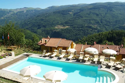 Spazioso Chalet a Cutigliano con Piscina