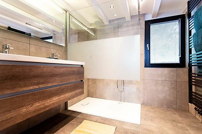 Ferienhaus mit Sauna und zwei Hottubs in eine...
