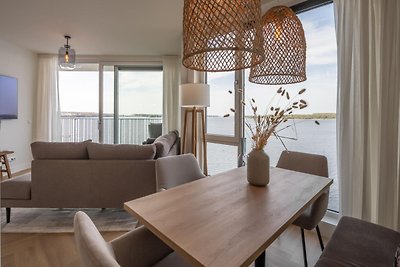 Ruim modern appartement met uitzicht op water