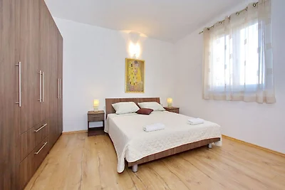 Modernes Apartment mit großer überdachter...