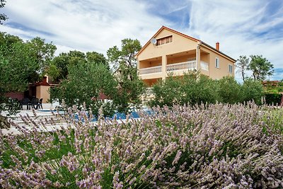 Moderna casa vacanze con piscina a Kakma