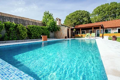 Spaziosa casa vacanze con piscina a Kakma