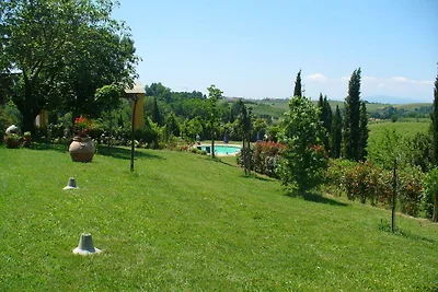 Moderna casa vacanze a Vinci con piscina