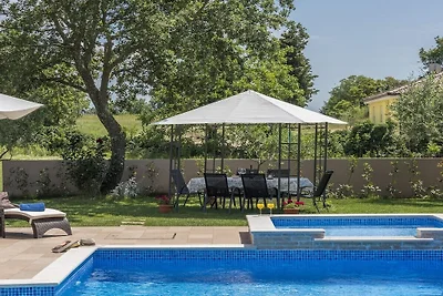 Villa in Tinjan with swimming pool