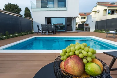 Luxuriöse Villa mit Swimmingpool in Pakoštane