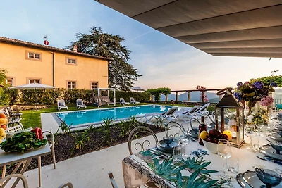 Malerische Villa in Lucca mit Pool
