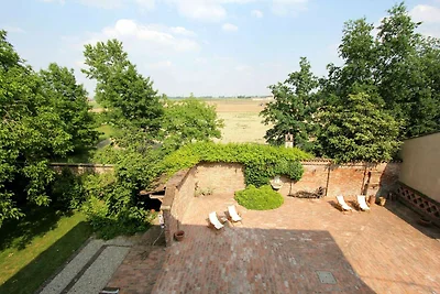 Herrenhaus in Stagno Lombardo mit Garten