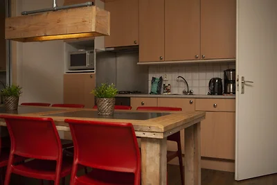 Bungalow mit dekorativem Kamin in der Nähe