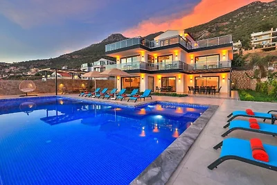 Villa in Kalkan mit Schwimmbecken