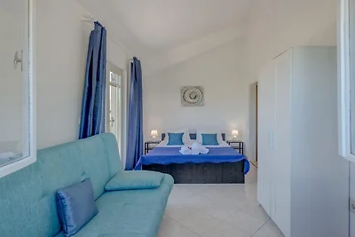 Seaside Getaway Holiday Home with Patio Slati...