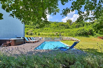 Moderne Villa in Icici mit Swimmingpool und...