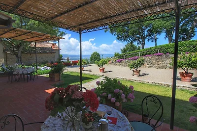 Agriturismo a Loro Ciuffenna con giardino