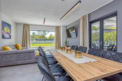 Moderne luxuriöse Villa für 8-10 Personen mit...