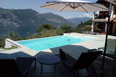 Moderne Villa mit eigenem Pool in Marone...
