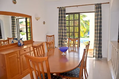 Geräumige Villa mit vier Schlafzimmern und pr...