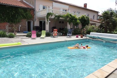 Moderne Villa mit Swimmingpool in Nailloux