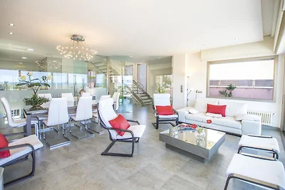 Luxuriöse Villa mit Innenpool