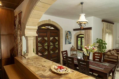 Modernes Ferienhaus in Stalos mit Balkon