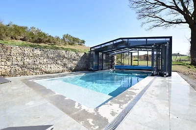 Luxuriöse Villa mit Sauna und Whirlpool in Na...