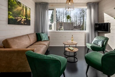 Moderne Lodge am Wasser, im Grünen gelegen
