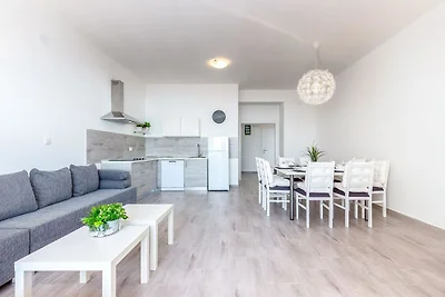 Villa in Dramalj mit Meeresstrand