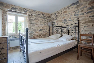 Cottage attorno alla piscina in una villetta