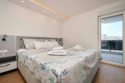 Exclusive Okrug Gornji Apartment with Shared ...