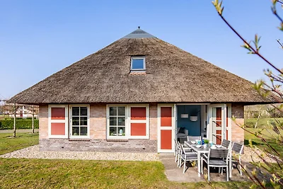 Strohgedeckte Villa mit Geschirrspüler, 2 km ...