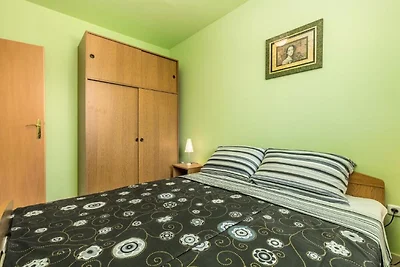 Einladende Wohnung in Mandre mit Terrasse