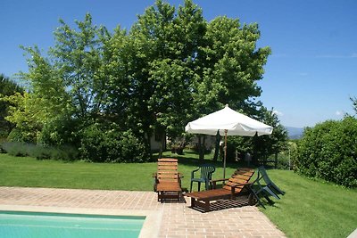 Spaziosa casa vacanze a Montone con piscina