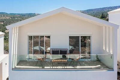 Geräumige Villa am Wasser in Gerani