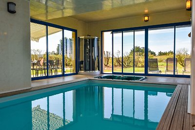 Villa mit Hallenbad, Jacuzzi und Sauna