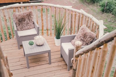 Mooie houten boomhut met terras