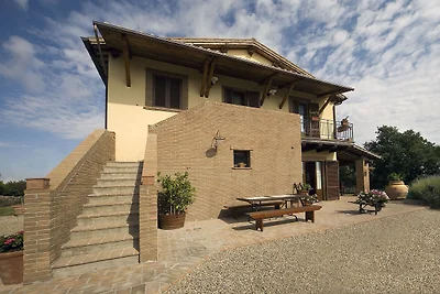 Palazzo moderno a Montefiascone con vasca...