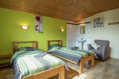 Gemütliches Ferienhaus in Montleban mit Sauna