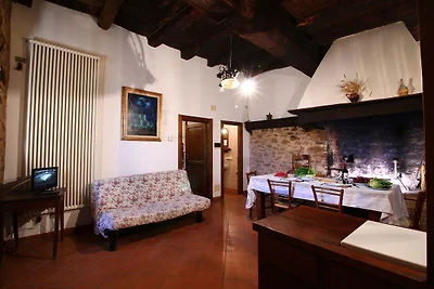 Castello in stile medievale con piscina in...