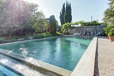 Spazioso Cottage a Oppede con Piscina
