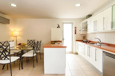 Casa con piscina su un campo da golf