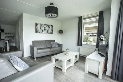 Beautiful house with jetty near IJsselmeer