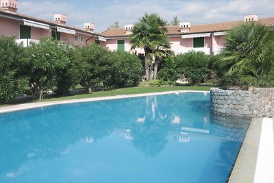 Moderna casa vacanze a Lazise con piscina in...