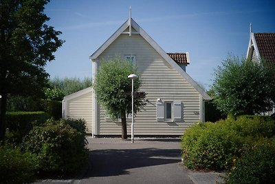 Geräumiges Ferienhaus mit Sauna in Strandnähe