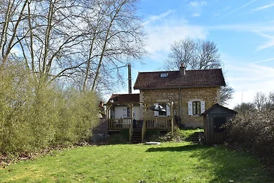 Gemütliches Ferienhaus in Montaron mit Garten