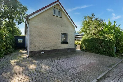Schönes Ferienhaus in Baarland mit Terrasse